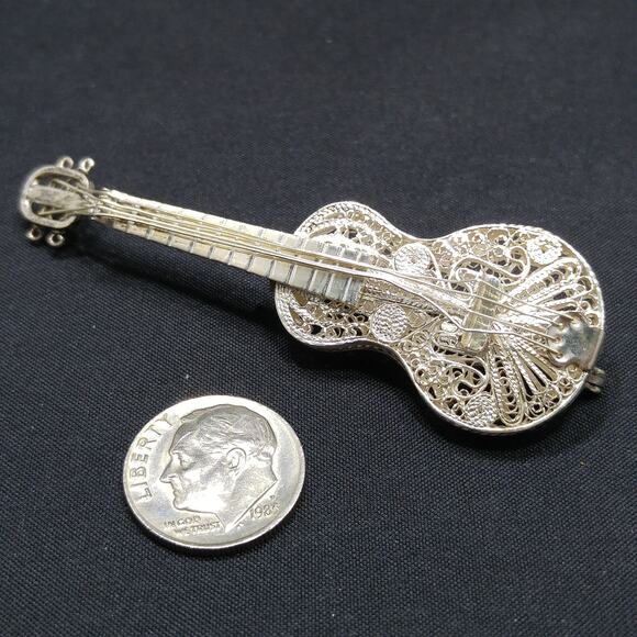 Vintage Silver Filigree Guitar or Violin Brooch, Cannetille Wire Work, 1940s - Picture 5 of 10